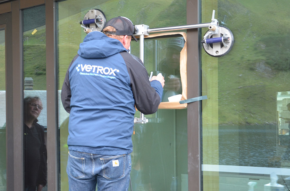 vetrox, glaskratzer, glaskratzer entfernen, glaskratzerentfernung, scratching, graffiti, glass doc, glassanierung, verkratztes glas